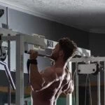 Apa perbedaan antara pull-up dan lat pull down?