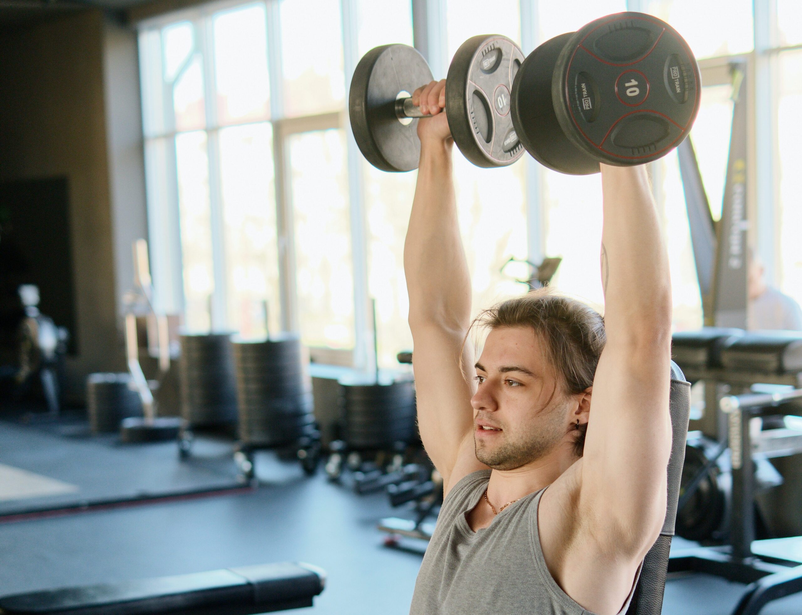 كيفية الحصول على أكتاف منغمة مع تمرين ضغط الكتف؟