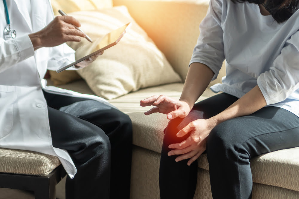 هشاشة العظام بعد سن اليأس: الأسباب والمخاطر ونصائح الوقاية