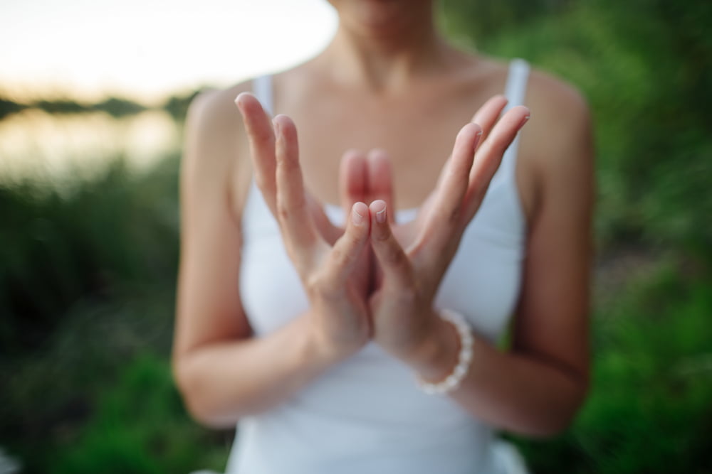 Lotus Mudra: Manfaat, Efek Samping, Cara Melakukannya dan Tindakan Pencegahan