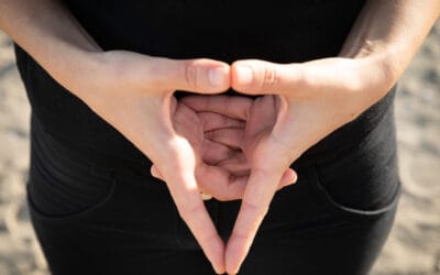 Triangle Mudra: descubra os benefícios e aprenda como realizá-lo